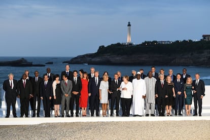 Los primeros ministros y jefes de Estado de los miembros del G7 posan para la foto de familia con sus cónyuges y los líderes políticos de los países invitados a la cumbre de Biarritz, Francia.