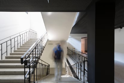 Un adolescent en un institut.