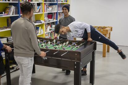 Abdel, Omar y Mohamed (de espaldas) juegan al futbolín en el Centro Joven de Albacete, al que acuden a menudo para participar en actividades lúdicas.