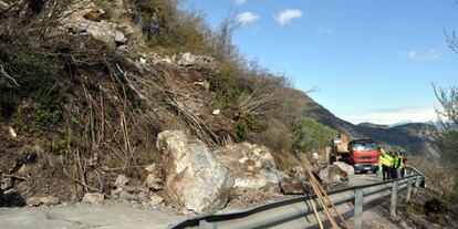 El desprendimiento de 100 toneladas de piedras bloquea la carretera N-260, a la altura del municipio leridano de Viu de Llevata (Lleida).