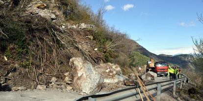 El desprendimiento de 100 toneladas de piedras bloquea la carretera N-260, a la altura del municipio leridano de Viu de Llevata (Lleida).