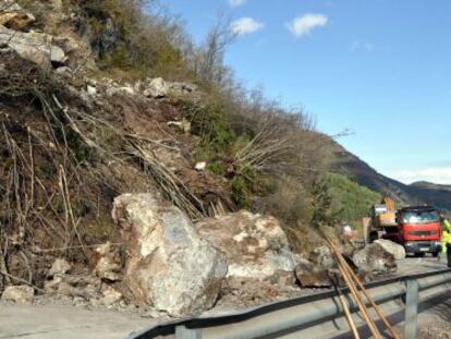 El desprendimiento de 100 toneladas de piedras bloquea la carretera N-260, a la altura del municipio leridano de Viu de Llevata (Lleida).