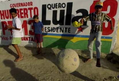 A pesar de sus contrastes de pobreza y riqueza, Brasil sigue siendo un país de aspiraciones. "Antes, a Lula se le consideraba un analfabeto, pero ya no", dice Diogo Gramacho, un joven estudiante que vive en la favela de Orquídeas, São Bernardo, la ciudad industrial en la que Lula comenzó su carrera política. (AP)