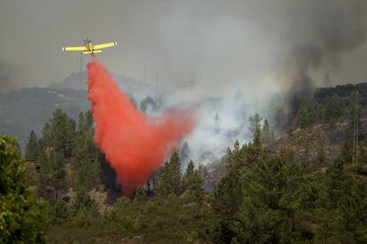 Una avioneta suelta retardante durante el incendio en la localidad onubense de Nerva.