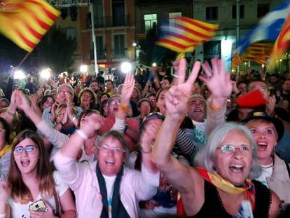 Simpatizantes de Junts pel Sí celebran la victoria de la lista unitaria independentista.
