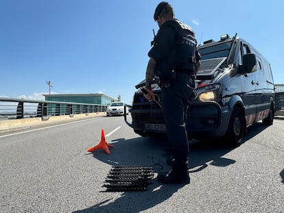Control policial en el aeropuerto de Barcelona-El Prat para identificar a empresas de aparcacoches irregulares, el 30 de julio de 2025.
