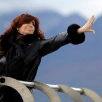 La presidente argentina, Cristina Fernández de Kirchner, arroja flores en la bahía Ushuaia en homenajea los soldados muertos en la guerra de las Malvinas.
