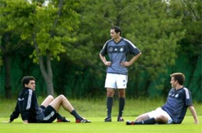 Ballack, la gran baja de la final, Neuville y Schneider, ayer, durante el entrenamiento de la selección alemana.