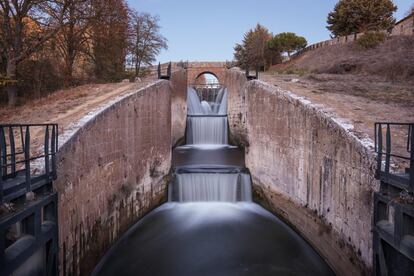 Fue el mayor proyecto de ingeniería civil de la España ilustrada; una quimera, hija del Siglo de las Luces, que buscaba unir las capitales castellanas con el puerto de Santander mediante una red de canales navegables para el tránsito de cereales y mercancías. La obra quedó inconclusa, pero nos legó 207 kilómetros de cauce que sortea antiguos batanes y molinos harineros, puentes y acueductos de sillería y 49 esclusas. En paralelo corren los caminos de sirga por los que iban los bueyes que arrastraban las barcazas. La foto muestra el canal de Castilla a su paso por la provincia de Palencia.<br><br> Más información: <a href="http://canaldecastilla.org/" target="">canaldecastilla.org</a>