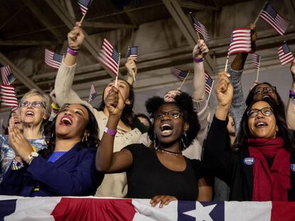 Partidarios de Pete Buttigieg, durante la madrugada del martes, en Des Moines (Iowa).