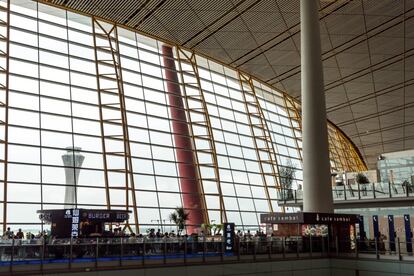 Reformado en 2008, con motivo de los Juegos Olímpicos de verano que acogió la capital china, tiene tres terminales y otras tantas pistas de despegue y aterrizaje. Por ellas, el año pasado pasaron más de medio millón de aviones.