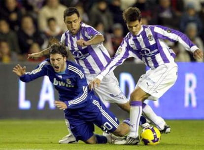 Higuaín cae acosado por Marcos y Vivar Dorado.