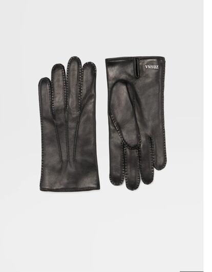 Para esos días de frío en los que sacar las manos de los bolsillos se convierte casi en una odisea, estos guantes de Zegna son el complemento que no puede faltar. Están hechos a mano en Italia usando piel de cordero para el exterior, lo que los hace suaves al tacto, mientras que en el interior, el forro es 100% de cachemir, que asegura el calor. El logotipo metálico de la marca es el único elemento de adorno, en un modelo marcado por la sobriedad del negro y el acabado de las costuras. Precio: 590 euros. <a href="http://www.zegna.com"target="_blank">www.zegna.com.</a>