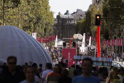 Miles de personas acudieron a la inauguración de la reforma de la calle de Serrano. Al fondo, la Puerta de Alcalá.