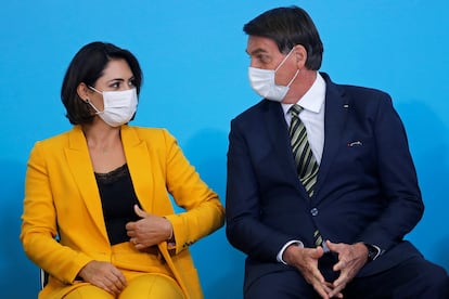 A primeira-dama, Michelle Bolsonaro, e o presidente, Jair Bolsonaro, em uma cerimônia no Palácio do Planalto em Brasília.