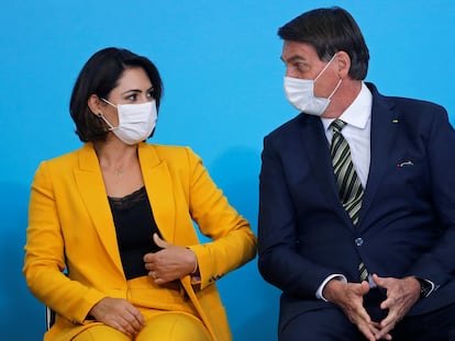 A primeira-dama, Michelle Bolsonaro, e o presidente, Jair Bolsonaro, em uma cerimônia no Palácio do Planalto em Brasília.