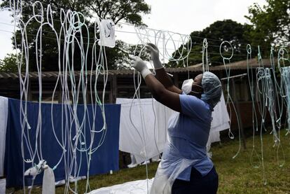 Los 90 millones de dosis iniciales ayudarán a los países a inocular al 3% de la población africana más necesitada de protección, incluidos los trabajadores sanitarios y otros grupos vulnerables en la primera mitad de 2021. En la imagen, una trabajadora de la salud seca las cánulas nasales descontaminadas y las mascarillas de oxígeno en el Hospital Central Queen Elizabeth en Blantyre, Malawi, el sábado 30 de enero de 2021. Malawi enfrenta un resurgimiento de la covid-19 que está abrumando al país del sur de África, donde los estadios nacionales se han convertido en hospitales de campaña en un esfuerzo por salvar vidas.