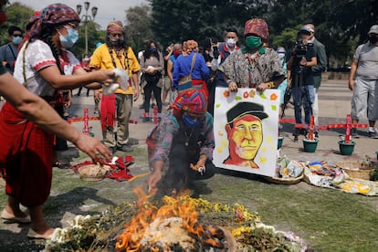 Indígenas mayas homenajean a Domingo Choc el pasado 10 de junio en Guatemala.