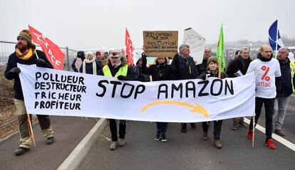 Manifestantes en contra de la instalación de un almacén de Amazon en la anmtigua base militar de Frescaty, cerca de Metz (Francia)