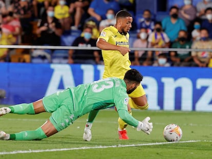 Danjuma supera al portero del Betis, Rui Silva, para marcar su segundo gol.