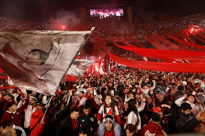 Hinchas de River Plate celebran el nuevo título del campeonato argentino en el Monumental el sábado pasado.