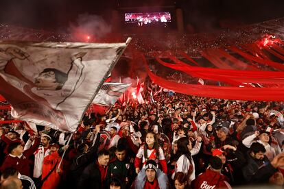 Hinchas de River Plate celebran el nuevo título del campeonato argentino en el Monumental el sábado pasado.