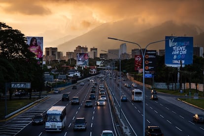 Para José Carvajal, director de Ciudad Laboratorio, un centro de estudios urbanos en Caracas, las icónicas vallas propagandísticas que promueven la idea de que Venezuela “pertenecía a todos” están siendo remplazadas por un paisaje al estilo de Miami, en el que las multinacionales venden productos de todo tipo en gigantescos anuncios. En la imagen, vallas publicitarias y propagandísticas conviven sobre la carretera Francisco Fajardo, en Caracas, el 12 de agosto de 2022. 