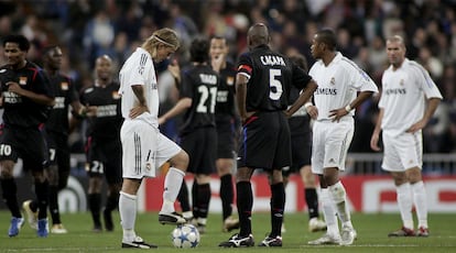 En el Bernabéu el equipo de Luxemburgo de Beckham, Zidane, Robinho o Raúl no tiene mejor suerte contra el francés, ya que no puede pasar del empate a uno. El Madrid queda finalmente segundo de grupo, por detrás del Olympique de Lyon, y pasa a octavos, donde se enfrentará a un duro Arsenal que le deja fuera de la competición.