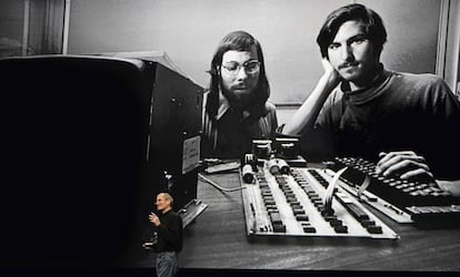 Steve Jobs, acaso el icono más incontestable del idealismo vocacional de la industria de la tecnología, rememora sus inicios en el garaje de sus padres junto a Steve Wozniak durante una conferencia en San Francisco