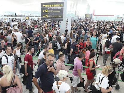 Colas de pasajeros en el aeropuerto de El Prat en Barcelona.