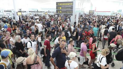 Colas de pasajeros en el aeropuerto de El Prat en Barcelona.