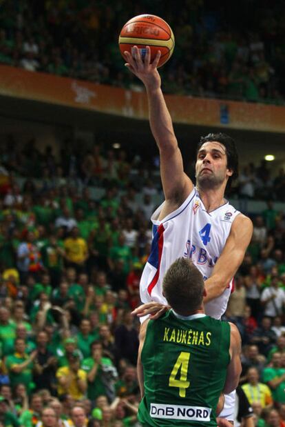 Teodosic lanza a canasta ante el lituano Kaukenas.