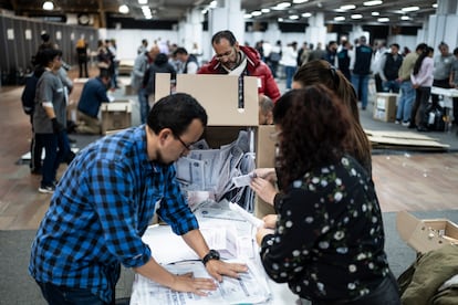 Funcionarios trabajan en el cierre de las urnas y conteo de los votos en Corferias, este 29 de octubre.