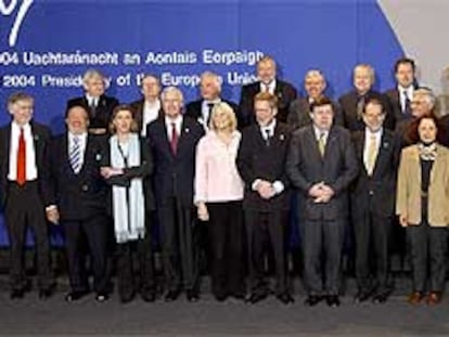 Los ministros de Exteriores de la Unión Europea posan para la tradicional <i>foto de familia</i> en la cumbre celebrada en Tullamore.