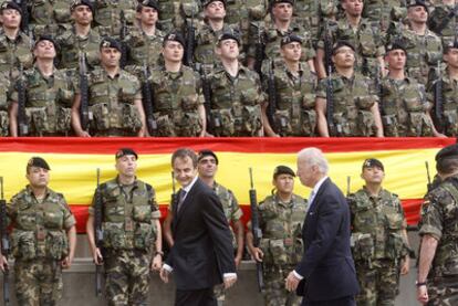 José Luis Rodríguez Zapatero y Joe Biden en la base de la Brigada Paracaidista (Bripac).