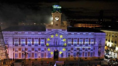 Espectáculo de luz sobre la sede de la Comunidad de Madrid, en la Puerta del Sol, tras las campanadas de Nochevieja.
