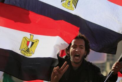 Un manifestante ondea la bandera de Egipto en la manifestación en la plaza Tahrir para celebrar el aniversario de la revolución.