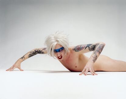 La imagen se tomó justo después del rodaje del videoclip de la canción I don´t like the drugs (Mechanical Animals, 1998). “Usé esa peluca para parecerme a Andy Warhol, no debía parecer mi pelo real, no lo pretendía”, dice Manson. Perou asegura que Kate Moss cuenta con una copia de esta fotografía que alguien le regaló. El músico soñaba con que la modelo la hubiera colocado encima de su cama.