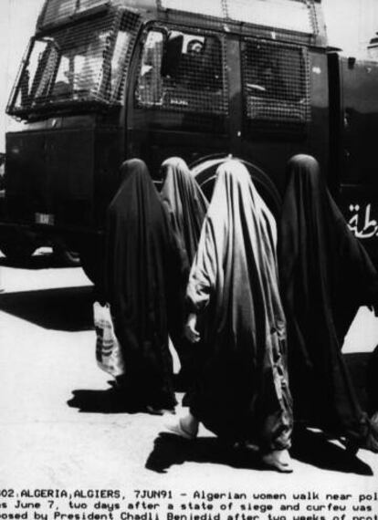 Mujeres vestidas con el 'chador' caminan por las calles de Arges, en junio de 1991.