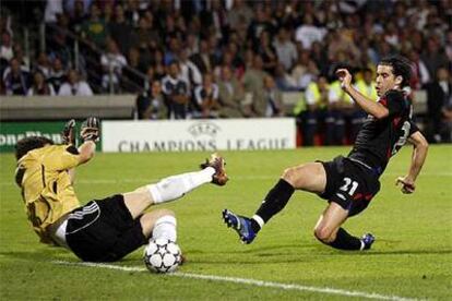 Tiago anota el segundo gol del Olympique ante la salida de Casillas.