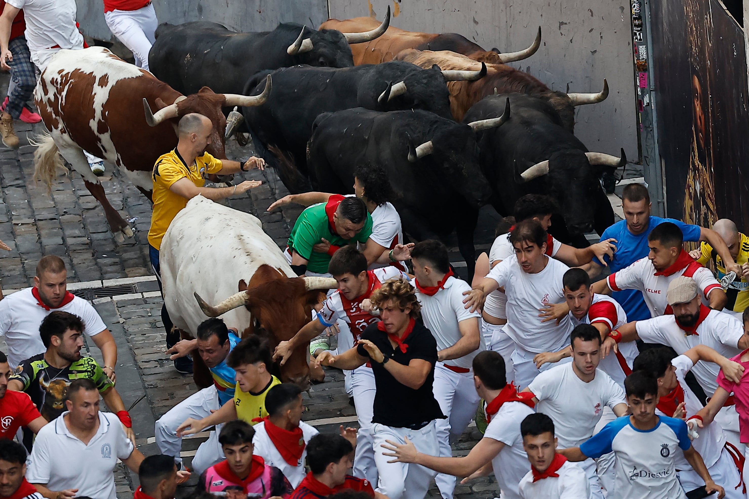 Tercer encierro de San Fermín 2026: los toros de Victoriano de Río completan un tercer encierro rápido y con muchas caídas