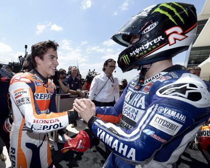 Jorge Lorenzo felicita a Márquez por su triunfo.