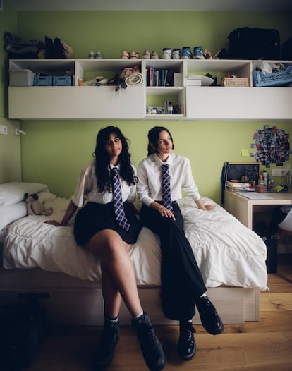 Parmise, neoyorquina de origen iraní de 16 años (a la izquierda), y Ana Carina, holandesa de 17, posan en una de las habitaciones de la residencia escolar del Sotogrande International School, en la provincia de Cádiz.