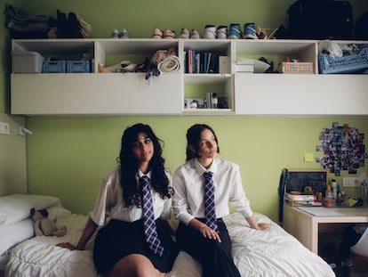 Parmise, neoyorquina de origen iraní de 16 años (a la izquierda), y Ana Carina, holandesa de 17, posan en una de las habitaciones de la residencia escolar del Sotogrande International School, en la provincia de Cádiz.
