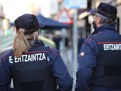 Agentes de la Ertzaintza durante una operación policial.

La Ertzaintza ha detenido este martes a otro varón de 18 años relacionado con la brutal paliza que el pasado 25 de julio de madrugada propinaron en la localidad vizcaína de Amorebieta una veintena de integrantes de una banda violenta, llamada 'los hermanos Koala', a un joven de 23 años para robarle. Con la detención del menor también de esta mañana ya son doce el total de arrestados por esta agresión.

SOCIEDAD PAÍS VASCO ESPAÑA EUROPA VIZCAYA
IREKIA