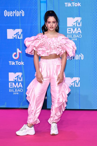 Rosalía, vestida con conjunto de Maria Escoté, en la alfombra roja de los MTV EMA en Bilbao.