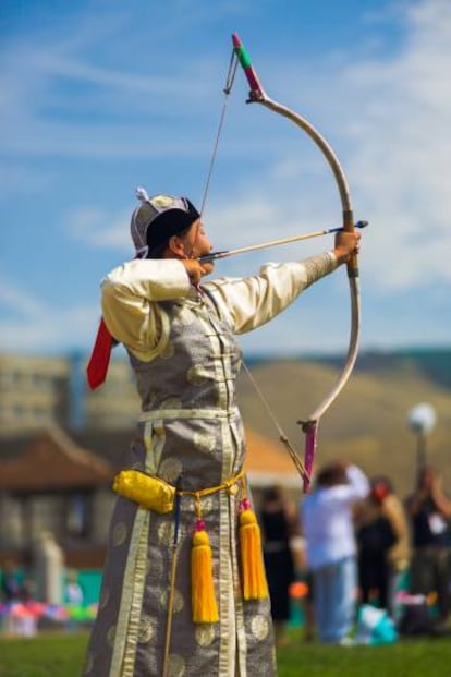 Una arquera durante la celebración de los juegos 'naadam', en Ulán Bator.