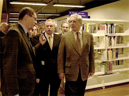 De izquierda a derecha, Alberto Ruiz-Gallardón, Joaquín Leguina y Mario Vargas Llosa.