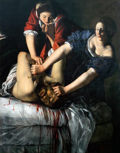 'Judit matando a Holofernes' (1620), ARTEMISIA GENTILESCHI (1593-1656). En vida se convirtió en una de las figuras más importantes de la pintura barroca. En 1611, cuando trabajaba en el estudio, la italiana Gentileschi fue violada por un artista amigo de su padre. A pesar de que Artemisia ganó el juicio, el agresor evitó el castigo gracias a la protección del Papa. Judit matando a Holofernes, de cuando tenía 19 años, narra la historia del Antiguo Testamento sobre el asesinato de Holofernes por parte de Judit y su criada. Si comparamos la obra de Artemisia con la versión de Caravaggio, de alrededor de 1600, uno no puede dejar de notar que, en su pintura, Judit aparece pasiva y Holofernes, poderoso. En cambio, en el cuadro de Gentileschi, Judit y su criada (que en la historia original tenían un mero rol vigilante) son las protagonistas. Gran parte de la obra de Gentileschi trata de mujeres que buscan vengarse, pero no hay ningún ejemplo en el que aparezcan como víctimas.  