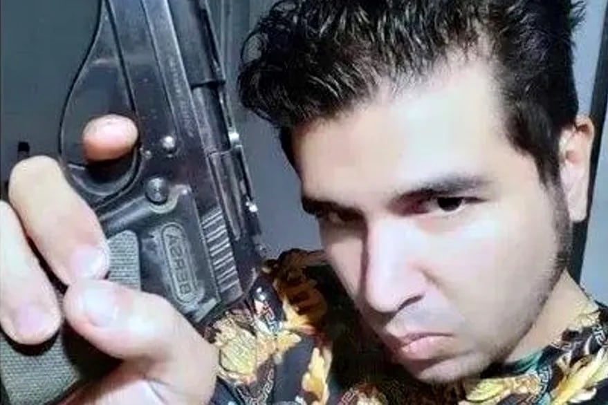 Fotografía hallada en el celular de Sabag Montiel en la que posa con el arma utilizada en el atentado fallido contra Cristina Kirchner.